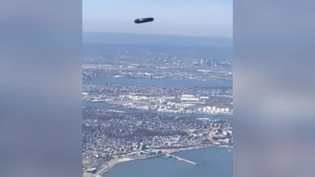 2500 फीट ऊपर न्यूयॉर्क में उड़ता दिखा UFO! फ्लाइट में बैठी महिला ने रिकॉर्ड किया वीडियो